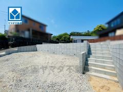 角地で陽当たり風通し良好。 敷地面積広々50坪。 コンビニまで徒歩2分。スーパーまで徒歩9分。