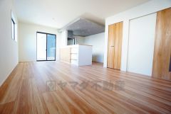 対面式キッチンを中心としたリビングダイニングで家族の会話が弾みそうです。