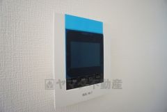 防犯性もばっちり、TVモニター付きインターフォン完備。大きなモニターで玄関先を確認できます。録画機能が付いているので不在時の訪問者も確認できて安心です^^