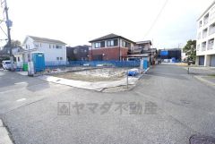 前面道路は公道北側約7.7ｍ、東側約4.1ｍ、私道南側約3.5ｍ。 車通りも少なく、安全性も確保しています＾＾