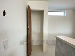 まとめ買いしてもこの収納量なら心配要らずのパントリー。調理家電や食品のストックをすっきりまとめられ、キッチン周りを広々使えます。