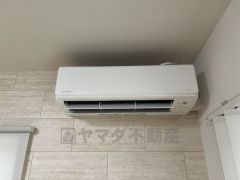 リビングんにはエアコンが付いています。 春夏秋冬どの季節でもお家で快適に過ごすことが出来て便利です＾＾