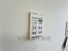 雨の日の洗濯も安心できる浴室暖房乾燥機付き浴室。リモコンで操作もボタン1つで簡単。 浴室暖房乾燥機には、暖房、乾燥、涼風、換気の4つの機能が付いています。タイマー付きです。