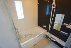 1日の疲れを癒すくつろぎのバスルーム。足を伸ばしてもゆったりと入れるサイズです。お子様と一緒にお風呂に入っても狭くないですね^^