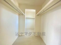 収納力豊富なウォークインクローゼット付き。洋服や小物などを1箇所にまとめて美しい収納を実現します。