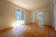 断熱性能の窓ガラスを採用。省エネ、光熱費カットにも貢献します。 夏は涼しく、冬は暖かく快適に過ごせます。