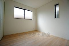 木目調のシンプルデザインで落ち着きと安らぎの空間に仕上げています。各部屋に収納が完備されているので、お荷物が多くなっても安心の設計です。