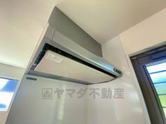 調理により発生する油煙や臭いを吸い込み、屋外へ排気してくれます。