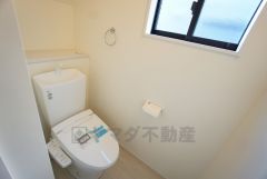 ウォシュレット付トイレです。1階2階の2ヶ所にトイレがあるので、忙しい朝にもゆとりができますね。