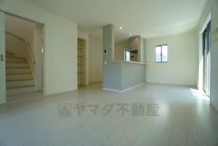 対面式キッチンを中心としたリビングダイニングで家族の会話が弾みそうです。