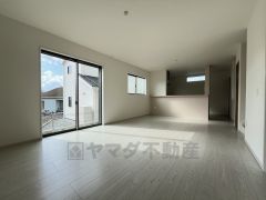 夏は強い日差しをカット、冬は暖かな遮熱高断熱型Low-Eガラスを採用。夏の強い日差しを約60%カットし、冷房効果を高めます。紫外線もカットするため紫外線による日焼けも抑制。