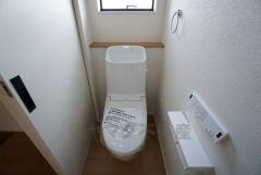 ウォシュレット付トイレです。節水機能もあるので、安心して使えますね。もちろん、1階2階の2ヶ所にトイレがあるので、忙しい朝にもゆとりができますね。