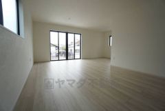 大きな窓のあるリビングは、陽光あふれる明るい空間です。居心地良く、ご家族皆がゆったり寛げる憩いの空間となりそうです。