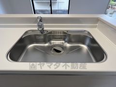 広々とした凸型シンクに洗剤ポケットを標準装備。大きなお鍋など洗いやすいです。洗剤や石鹸、スポンジもすっきりできる収納付き。