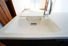 広々とした凸型シンクに洗剤ポケットを標準装備。大きなお鍋など洗いやすいです。洗剤や石鹸、スポンジもすっきりできる収納付き。