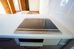 お手入れのしやすいIHクッキングヒーターです。 3口コンロなので、効率よくお料理が楽しめます。毎日のお料理も楽しくなりますね＾＾