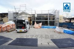 カースペースは停めやすい並列駐車4台付き。来客時も安心です＾＾ 自転車やバイクなども置ける広さです。