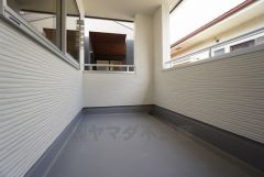幅広のインナーバルコニーは洗濯物を守りやすく、眩しすぎる日差しも和らげます。 南側に面した大型のバルコニーは日当たり良好です。お洗濯物も気持ちよく干せそうです。