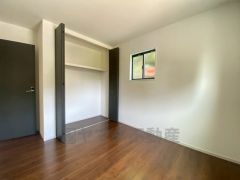 木目調のシンプルデザインで落ち着きと安らぎの空間に仕上げています。各部屋に収納が完備されているので、お荷物が多くなっても安心の設計です。