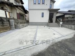 カースペースは2台並列で駐車出来ます＾＾ ご夫婦で1台ずつ所有できて便利です＾＾ 前面道路は交通量も少ないため駐車もスムーズです＾＾