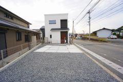 カースペースは停めやすい並列駐車3台付き。