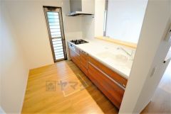 同仕様写真。対面式カウンターキッチンでお子様の様子が見守れます。カウンタートップは耐熱性に優れており、日ごろのお掃除もふき取るだけでＯＫ。ステンレスシンクも簡単にお掃除できますよ。