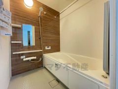 1日の疲れを癒すくつろぎのバスルーム。足を伸ばしてもゆったりと入れるサイズです。お子様と一緒にお風呂に入っても狭くないですね^^