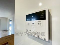 給湯器リモコンはキッチン横からボタンひとつで操作が楽々。通話ボタン付きでお子様とも会話ができて安心です。