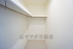 同仕様写真。収納力豊富なウォークインクローゼット付き。洋服や小物などを1箇所にまとめて美しい収納を実現します。