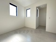 2面採光を確保した明るい室内は、風通しも良く、大変居心地の良い空間となっております。爽やかな風を感じて起きる朝は、快適生活の始まりに。