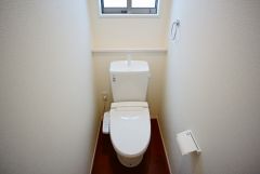 同仕様写真。1階2階の2ヶ所にトイレがありますので、忙しい朝にも家族に気を使わず、ゆとりが生まれますね＾＾