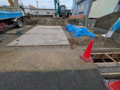 駐車スペースは並列で3台分確保＾＾（車種による）広々した前面道路は、交通量も少なく小さなお子様も安心。