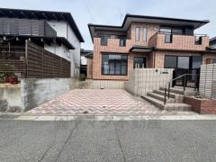 カースペースは並列駐車2台。 ご夫婦で1台ずつ所有出来ます＾＾ 前面道路は6.6ｍなので余裕を持って駐車出来ます＾＾