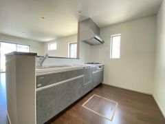 耐久性にも優れた人造大理石トップです。汚れもサッと拭き取ることができ、お掃除もラクラク。対面式キッチンが家族の会話も盛り上げます。食器洗浄乾燥機付。