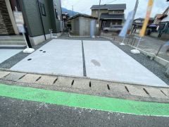 駐車スペースはゆとりある2台分を確保。マイカー用に、お客さま用に、余裕を持ってご利用いただけます。