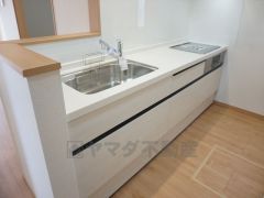 同仕様写真。対面式カウンターキッチンからはお子様の様子が見守れます。ダイニングへの配膳や調理の時便利なカウンター付き。