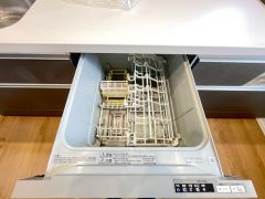 家事の時間が短縮できる食器洗浄乾燥機付。後片付けもラクラクです。 食器を洗う手間が減るので家族とのコミュニケーションの時間や自分の時間が増えますね。