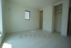 主寝室としても利用できる約8帖の洋室は南側にバルコニーがあり、日当たり良好です。温かい光の差し込むゆとりのある居室をぜひ現地にてご確認くださいませ。