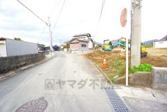 前面道路は公道南西側約5.27ｍ。車の通行がほとんどなく小さなお子様がいるご家庭でも安心して過ごせます＾＾