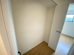 2階廊下の収納。居室以外にある収納はみんなで使うものを収納するのに便利です。