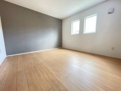 主寝室はアクセントクロスがオシャレですね。インテリアでどんな部屋にするのか考えるのも楽しみです。