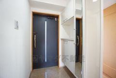 たっぷり収納できるシューズボックスです。家族全員の靴がきれいに整頓できます。棚の上にお花や写真を飾っても良いですね。