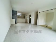 対面式キッチンを中心としたリビングダイニングで家族の会話が弾みそうです。