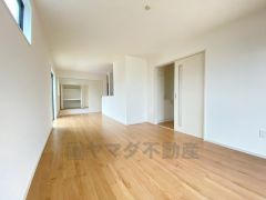 大きな窓のあるリビングは、陽光あふれる明るい空間です。居心地良く、ご家族皆がゆったり寛げる憩いの空間となりそうです。