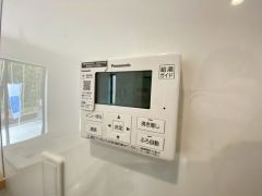 キッチン横からお湯張り、追い炊き、足し湯がボタン一つで楽々操作できる給湯機リモコンです＾＾忙しい夕飯の準備の時間帯に重宝しますね。
