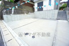 こちらの家には停めやすい並列駐車が2台分ついてます。