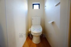 同仕様写真。温水洗浄機付トイレです。節水機能もあるので、安心して使えますね。もちろん、1階2階の2ヶ所にトイレがあるので、忙しい朝にもゆとりができますね。