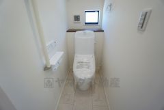 温水洗浄機付トイレです。節水機能もあるので、安心して使えますね。もちろん、1階2階の2ヶ所にトイレがあるので、忙しい朝にもゆとりができますね。