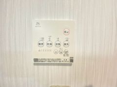 雨の日の洗濯も安心できる浴室暖房乾燥機付き浴室。リモコンで操作もボタン1つで簡単。 浴室暖房乾燥機には、暖房、乾燥、涼風、換気の4つの機能が付いています。タイマー付きです。