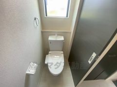 温水洗浄機付トイレです。節水機能もあるので、安心して使えますね。もちろん、1階2階の2ヶ所にトイレがあるので、忙しい朝にもゆとりができますね。